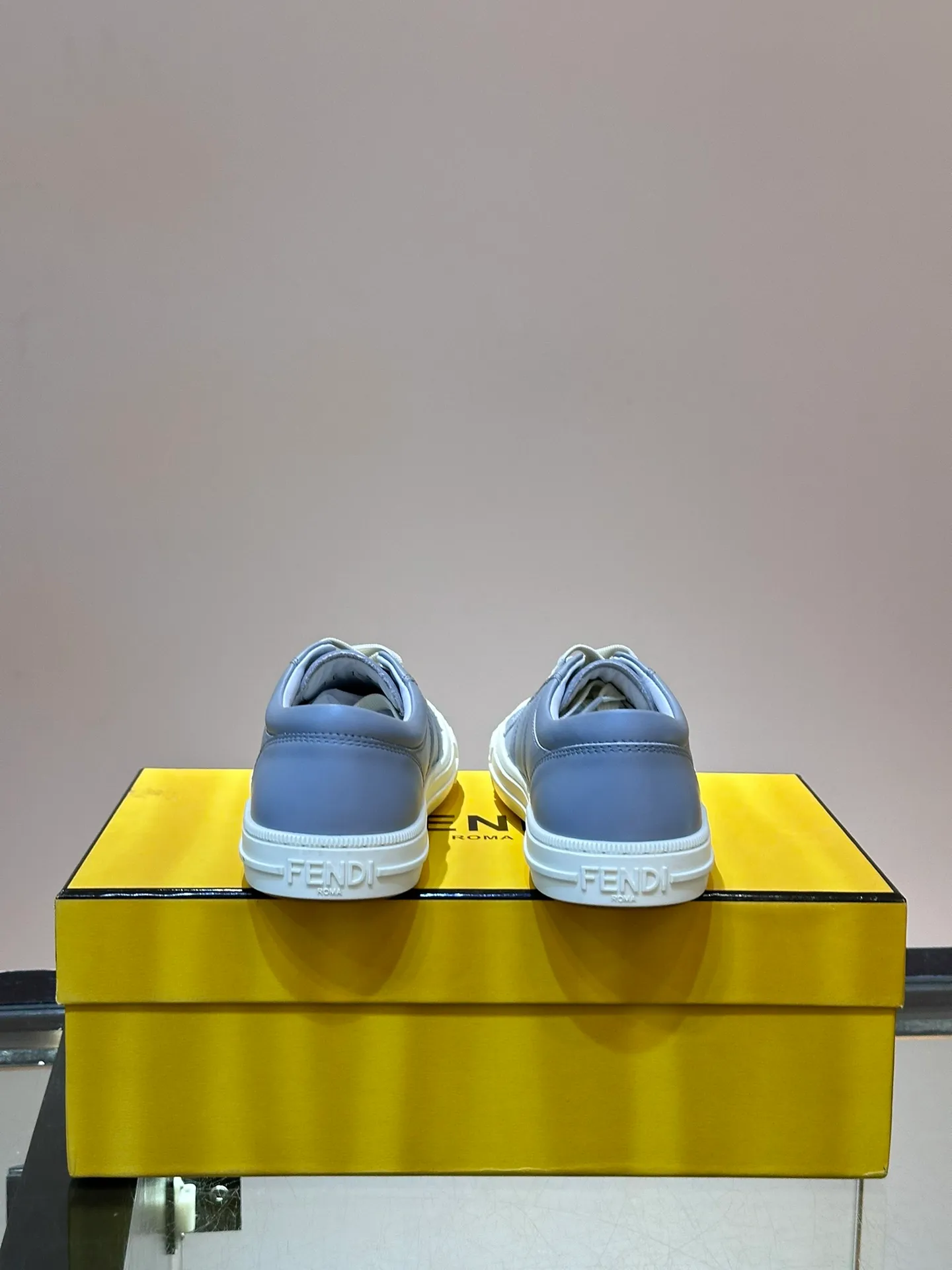 Men's Men's Shoes 💰380 [New Style] 🍿🍿Fendi Fendi Casual Sneakers Skateboard Shoes, the new Domino sneakers have become a favorite shoe. For those who want to create a simple and FENDI-characteristic look, this shoe is the perfect choice. Because this sneaker is one of the most cost-effective among FENDI's entry-level sneakers, it provides a great opportunity to attract and attract all customers who love easy and comfortable everyday sneakers. Size: 38-45 (men’s size 38.45 customized)